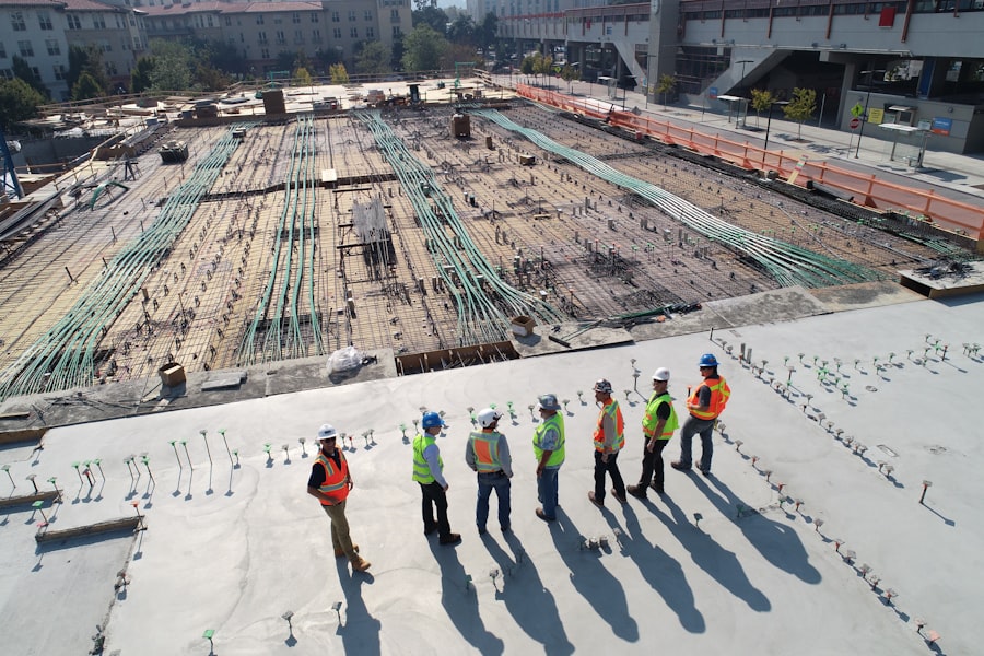 Ossature en acier en construction montrant plusieurs assemblages boulonnés poutre-poteau
