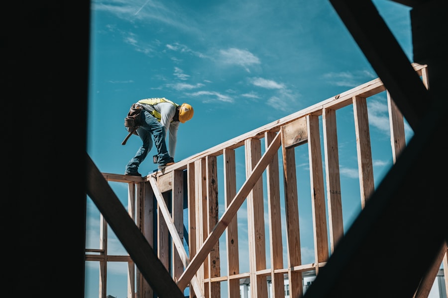 Ossature en acier structurel d'un plancher à plusieurs étages, où chaque poutre doit être dimensionnée et vérifiée individuellement