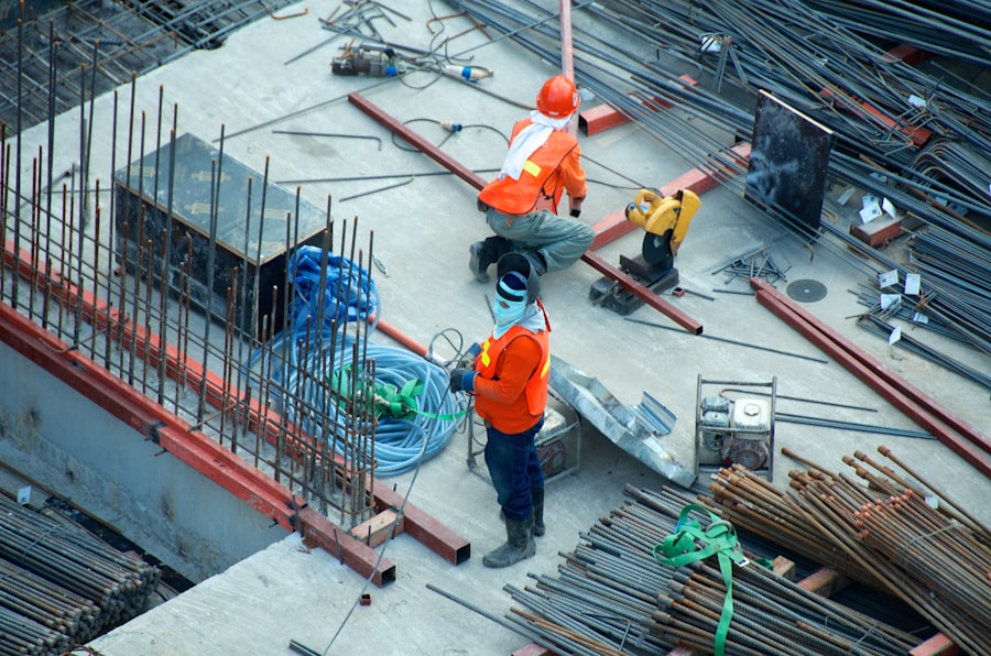 Poutres de plancher en acier supportant une dalle de béton fraîchement coulée sur un chantier de construction — la charge permanente de béton frais que la contreflèche est conçue pour compenser