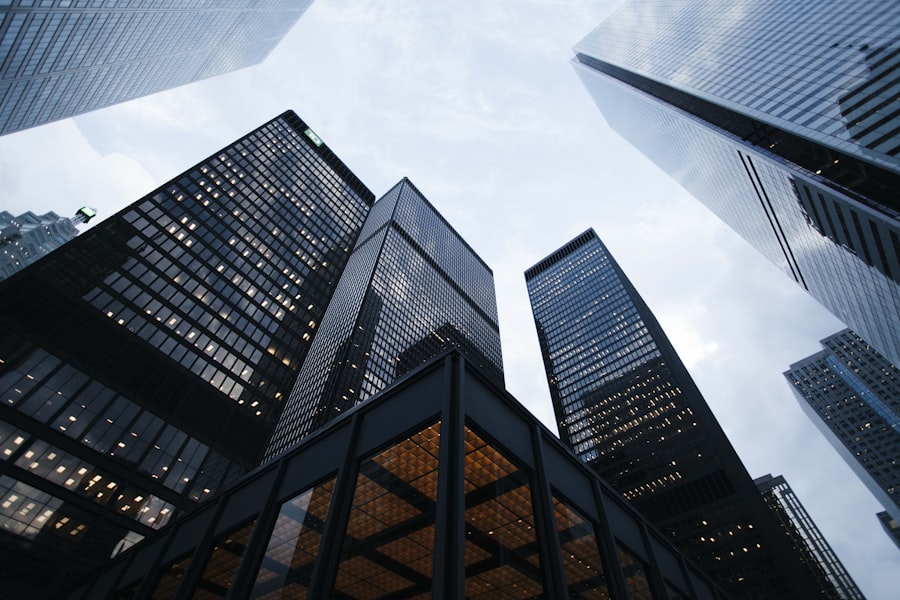 Tours de bureaux au revêtement de verre vues d'en bas — les limites de service maintiennent les bâtiments élevés en structure d'acier confortables et fonctionnels sous les charges quotidiennes de service